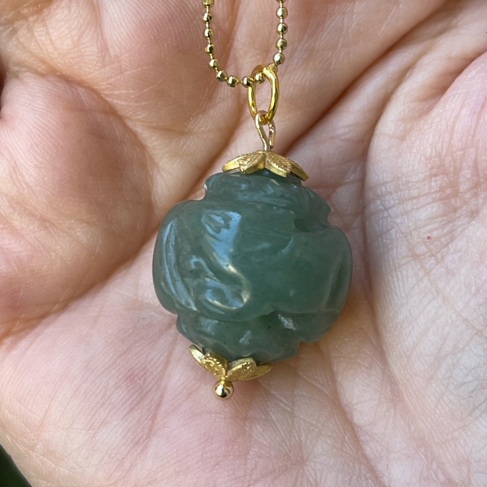 Carved natural aventurine Chinese pendant & 18K gold plated adjustable chain - Picture 10 of 10